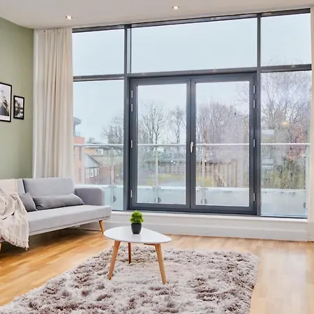 Large Duplex Penthouse In Leeds - Parking