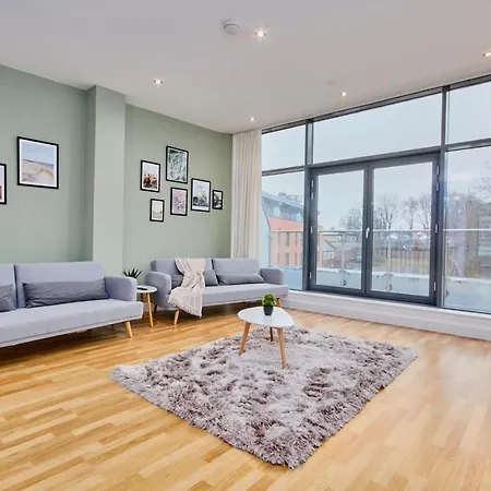 Large Duplex Penthouse In Leeds - Parking