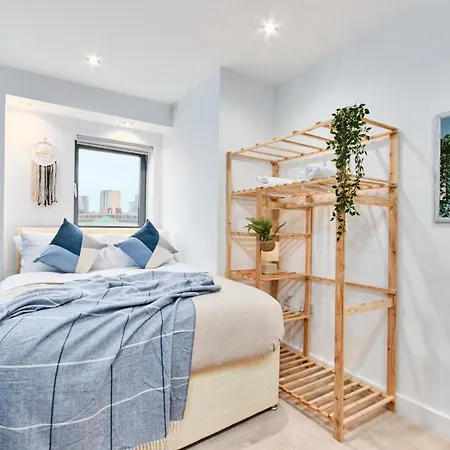 Large Duplex Penthouse In Leeds - Parking *