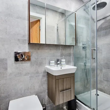 Large Duplex Penthouse In Leeds - Parking *