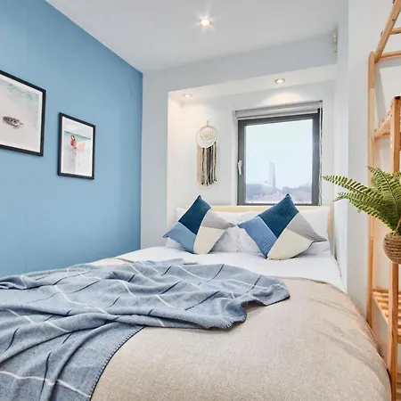 Large Duplex Penthouse In Leeds - Parking
