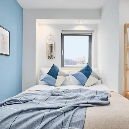 Large Duplex Penthouse In Leeds - Parking *